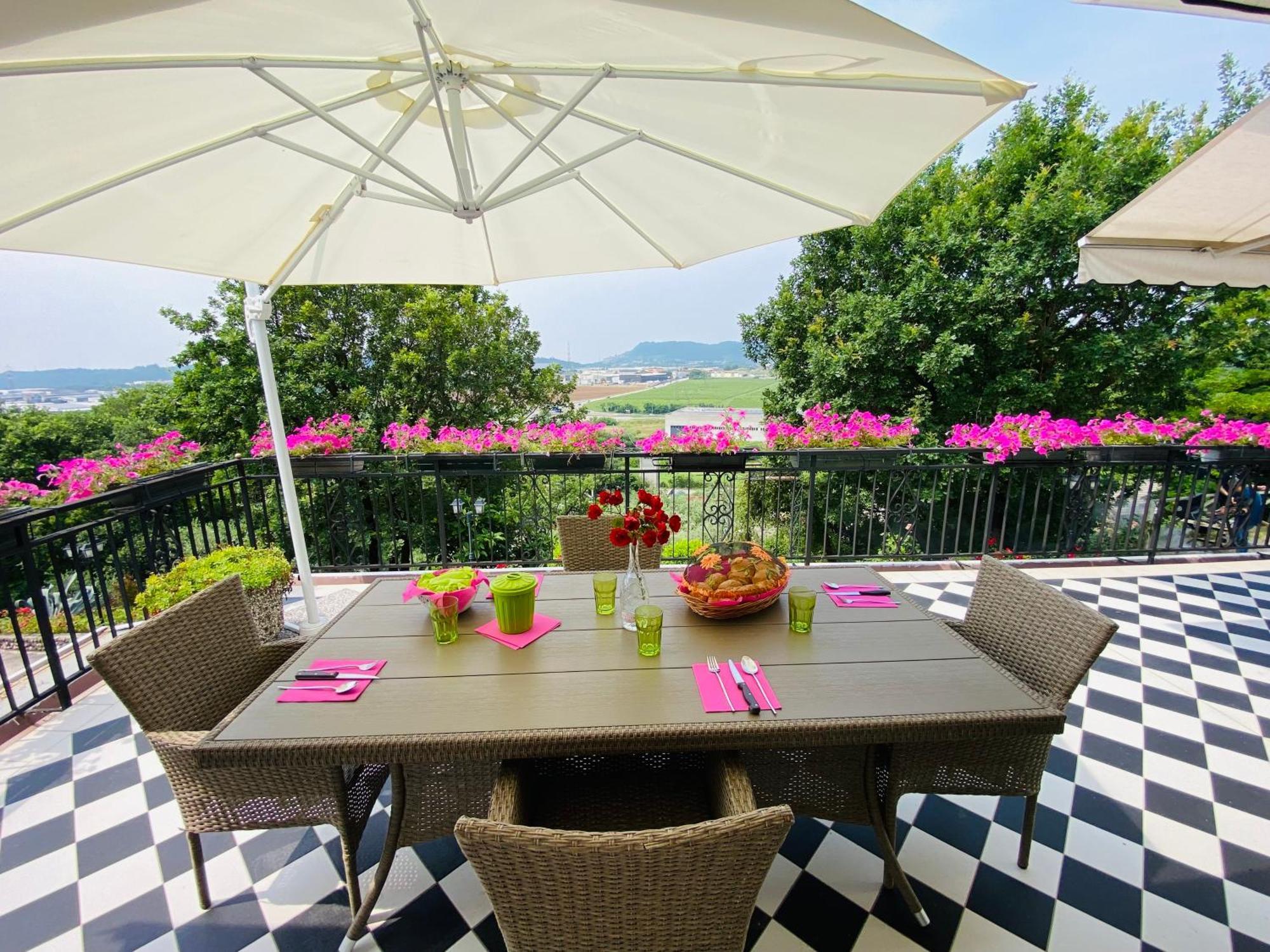 Villa Poggio Ulivo Pool-Apartments Rivoli Veronese Eksteriør billede